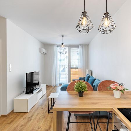 Leo Apartment - Ac & Free Parking Bratislava Bagian luar foto
