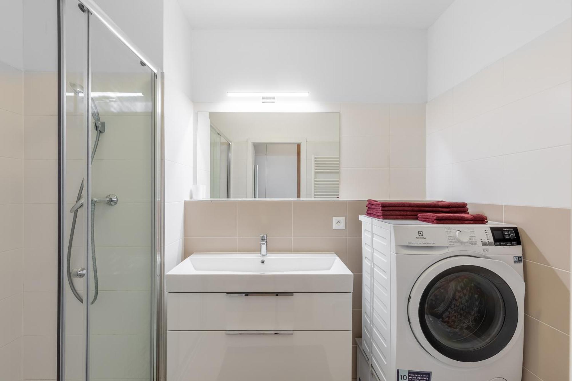 Leo Apartment - Ac & Free Parking Bratislava Bagian luar foto