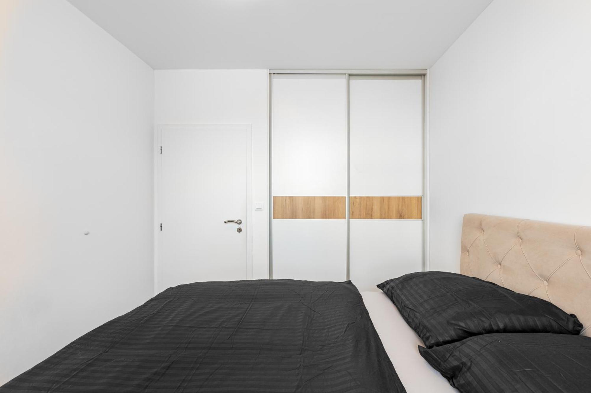 Leo Apartment - Ac & Free Parking Bratislava Bagian luar foto