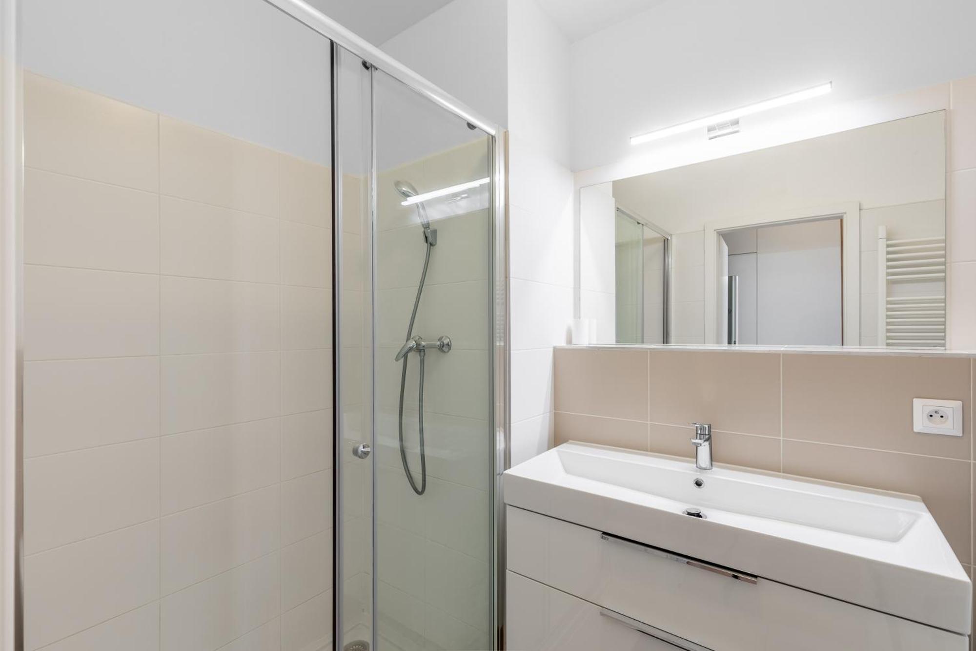Leo Apartment - Ac & Free Parking Bratislava Bagian luar foto