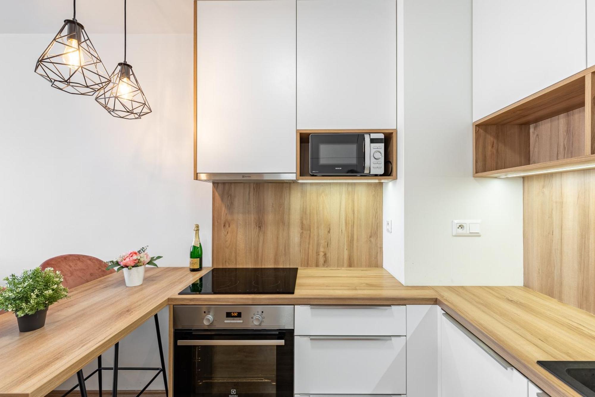 Leo Apartment - Ac & Free Parking Bratislava Bagian luar foto