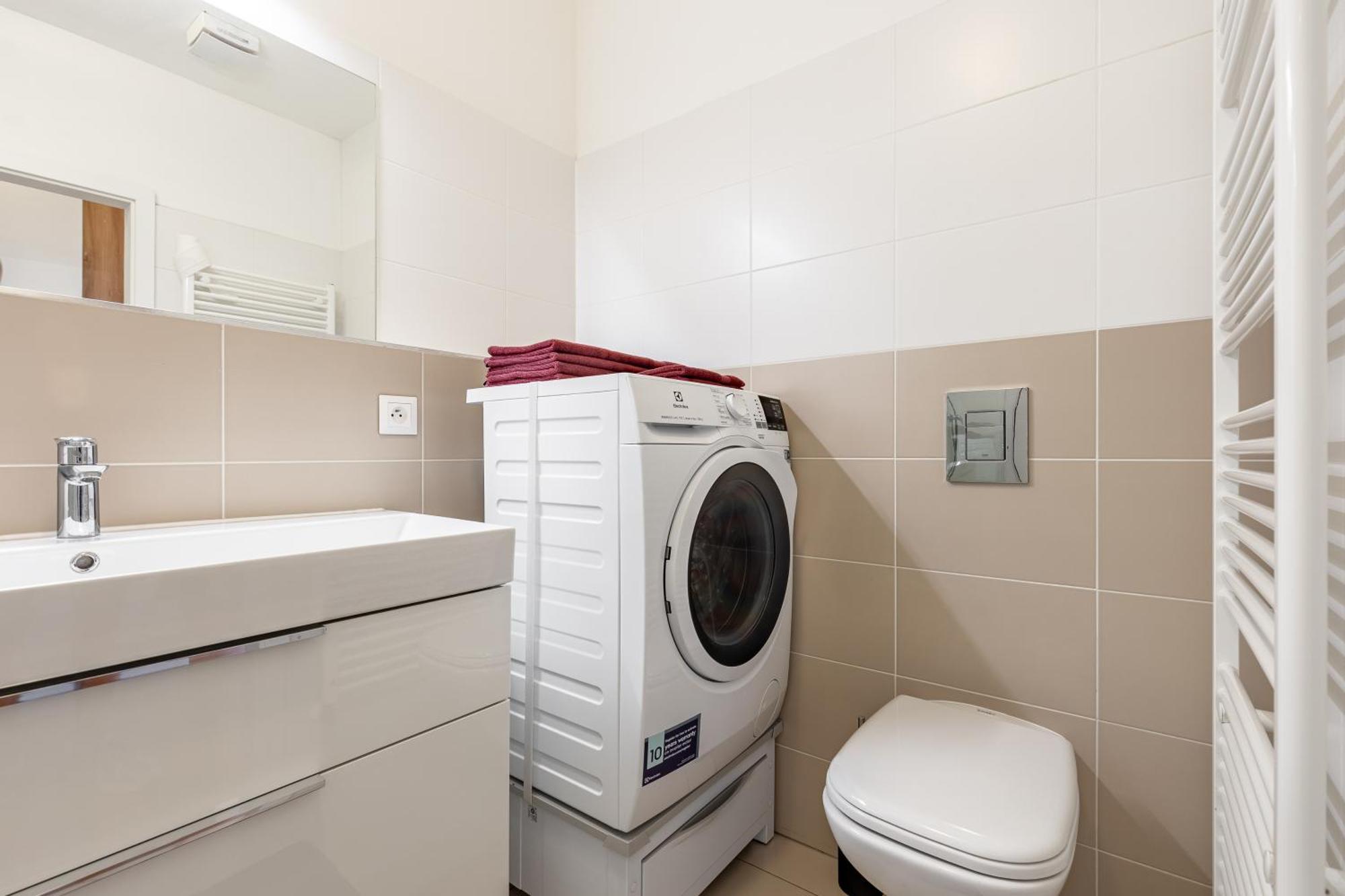 Leo Apartment - Ac & Free Parking Bratislava Bagian luar foto