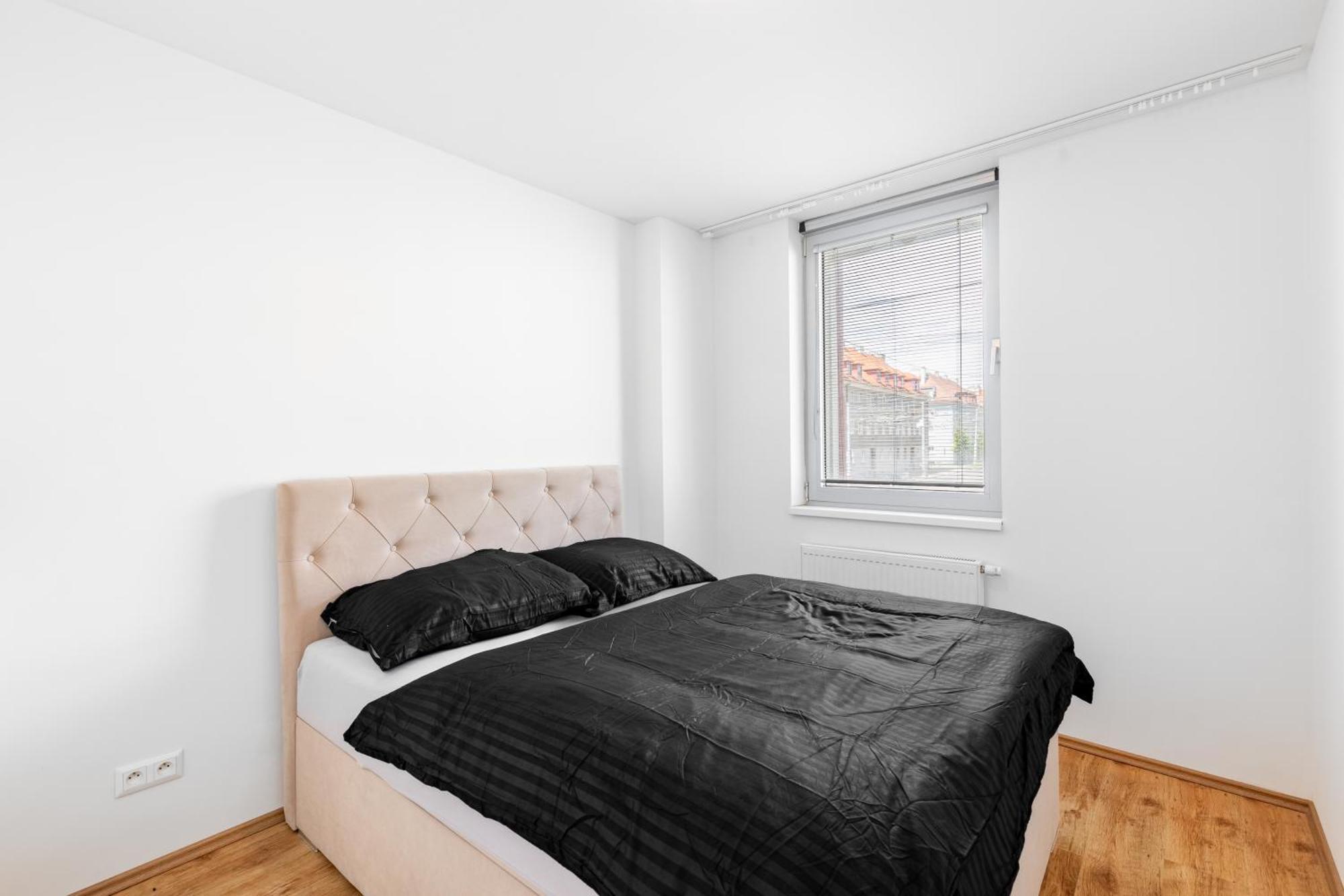 Leo Apartment - Ac & Free Parking Bratislava Bagian luar foto