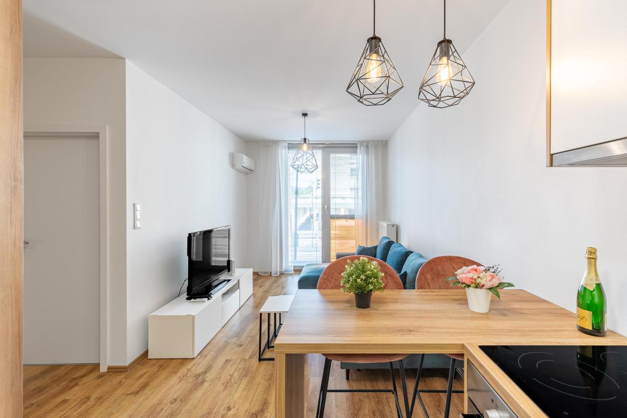 Leo Apartment - Ac & Free Parking Bratislava Bagian luar foto
