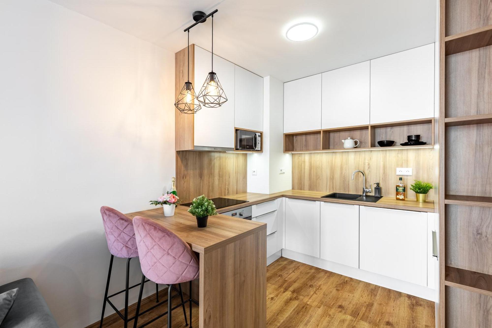 Leo Apartment - Ac & Free Parking Bratislava Bagian luar foto