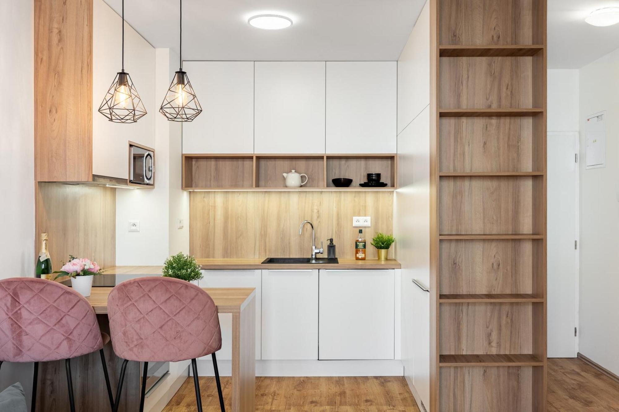 Leo Apartment - Ac & Free Parking Bratislava Bagian luar foto