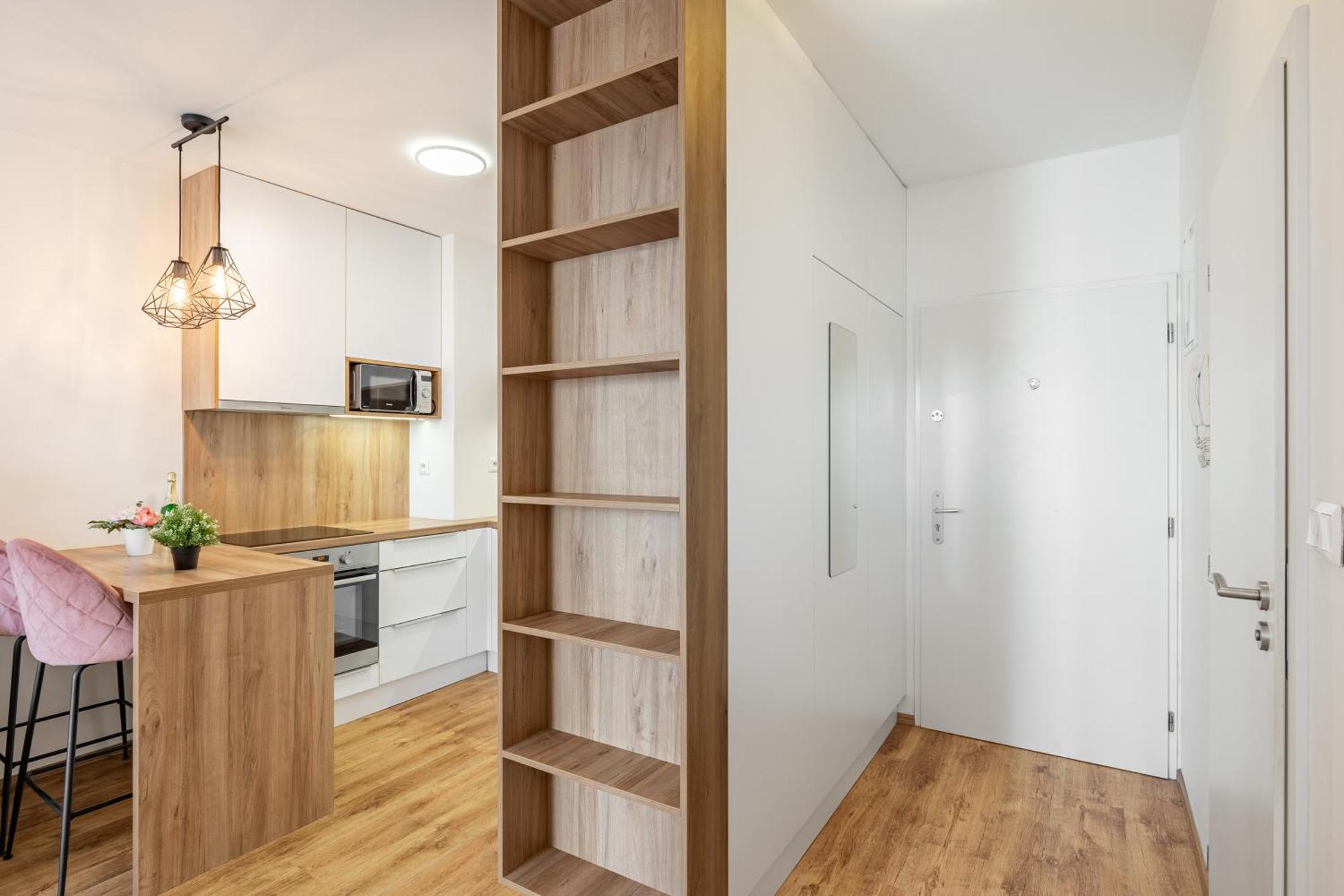 Leo Apartment - Ac & Free Parking Bratislava Bagian luar foto